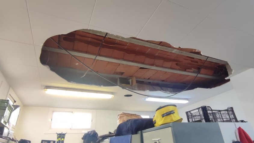 Els Bombers de Terrassa es traslladen temporalment a Viladecavalls per la caiguda d’un fals sostre