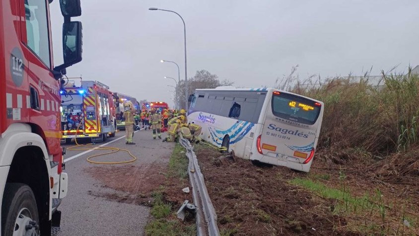 Un autocar amb 45 passatgers surt de la via a la C-33 a Mollet del Vallès
