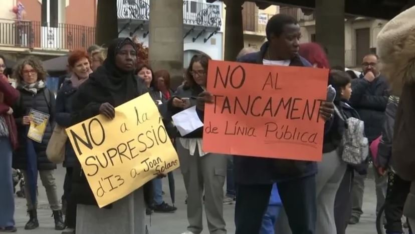 Protesta contra la decisió de restringir les preinscripcions a I3 a l'Escola Joan Solans