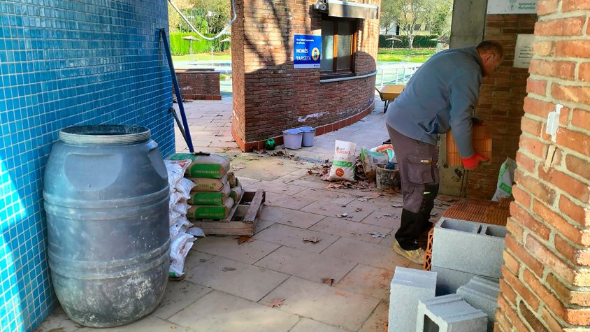 L’Ajuntament de Martorelles inicia les obres de millora dels accessos a les piscines municipals