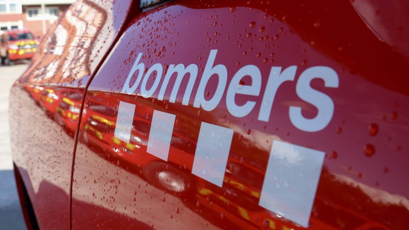 Tres persones ateses, dues amb ferides lleus, en un incendi en un pis del carrer de la Mola a Terrassa