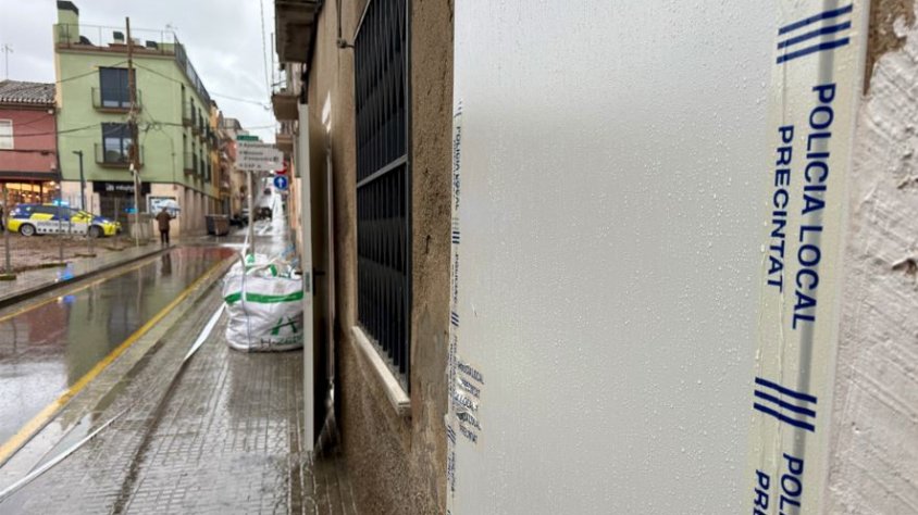 Entrada precintada del bloc afectat