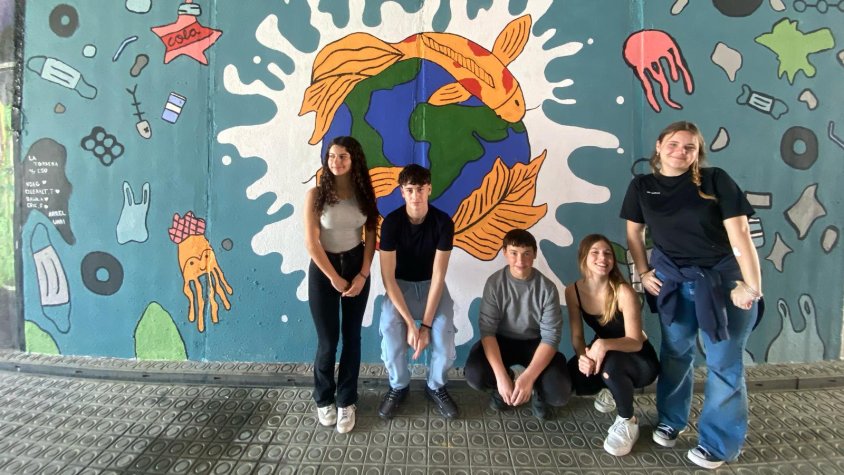 Els alumnes de Sant Celoni decoren els passos soterrats amb murals de conscienciació social i ambiental