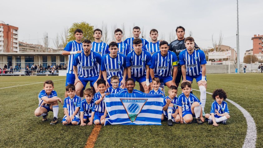 L'escoleta amb el 1r equip del Molletense de la temporada passada
