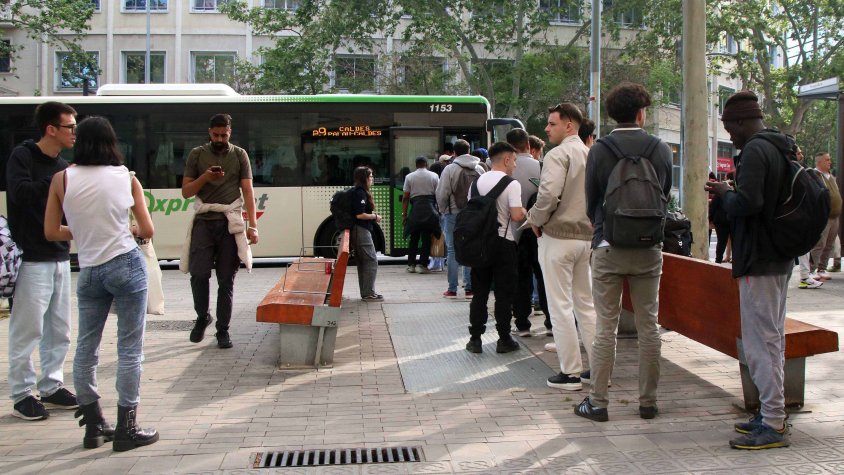 Usuaris que esperen el bus per tornar al Vallès o al Maresme: “Si no arribo a dur efectiu no menjo fins a saber quan”