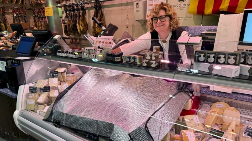 Eshter Medrán, propietària de Cansaladeries Medrán, protegint els formatges amb una pantalla