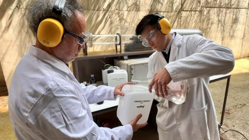 Manel Sòria, investigador del grup de recerca de la UPC, i un membre del seu equip, manipulen el SAF per fer proves amb el turboreactor a l'ESEIAAT