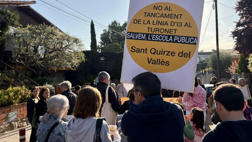 Una cinquantena de famílies protesten a Sant Quirze pel tancament de la línia d’I3 a l’escola 'El Turonet'