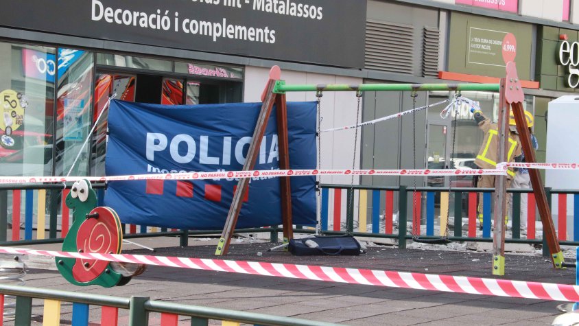 Un home ha mort al centre comercial 'Via Sabadell' en caure-li al damunt un plafó de formigó de deu tones
