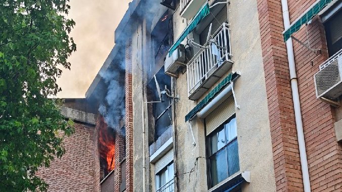 Un incendi en un bloc de pisos a Sabadell deixa cinc ferits hospitalitzats i obliga a desallotjar diversos veïns