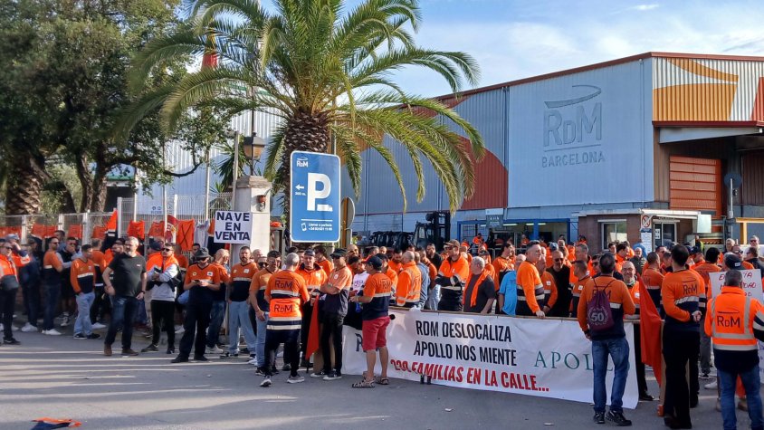 Treballadors d’RDM llancen ous i bengales contra directius de l'empresa en protesta pel tancament de la planta de Castellbisbal