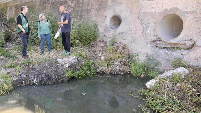 Membres de l'Adenc a l'espai on denúncien que s'hi han fet abocaments al riu Ripoll
