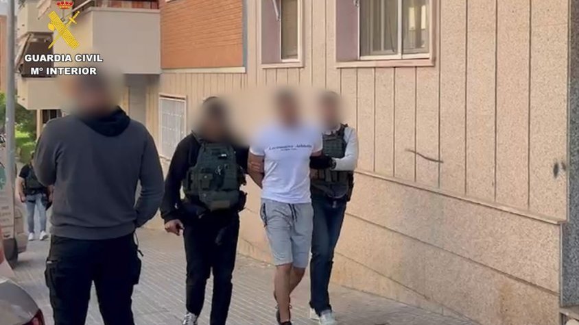 El detingut portat per dos agents de la Guàrdia Civil