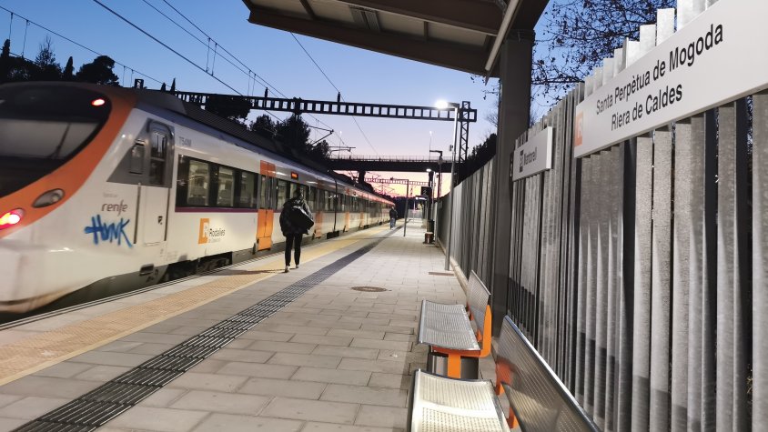 Vuit municipis del Vallès reclamen trens cada mitja hora a la línia R8 per reduir el col·lapse de l'AP-7