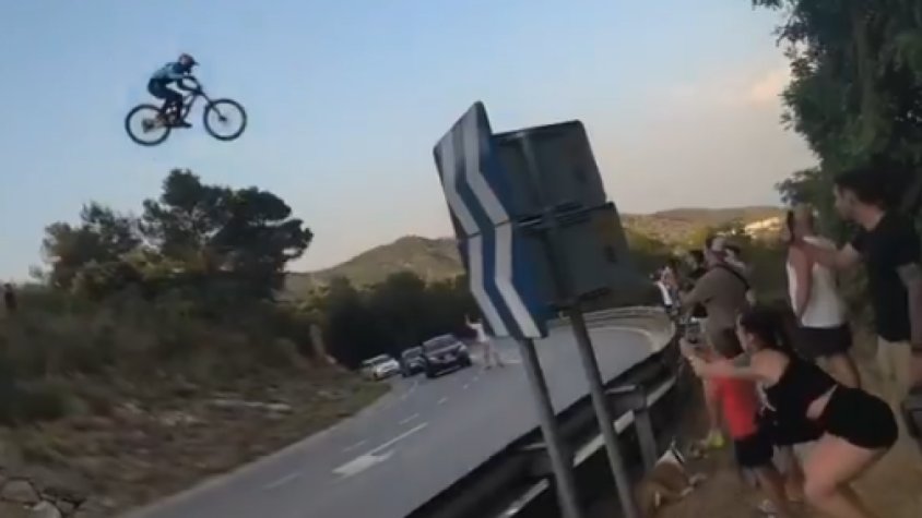 Un fragment del vídeo d'un ciclista saltant per sobre de la carretera i aterrant a l'asfalt