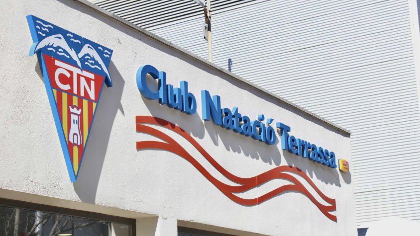 Detingut un home per gravar menors als vestidors del Club Natació Terrassa