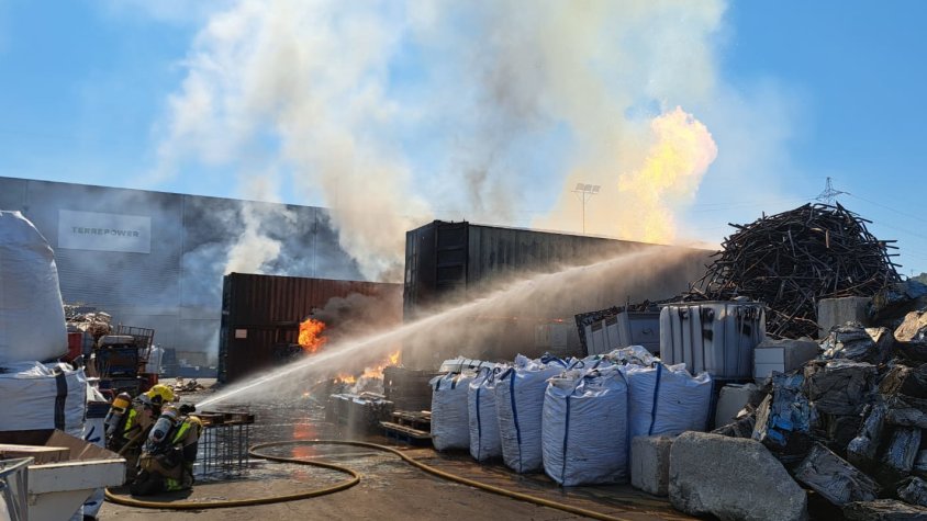 Els bombers activen una prealerta radiològica per un incendi en una empresa de reciclatge de Rubí