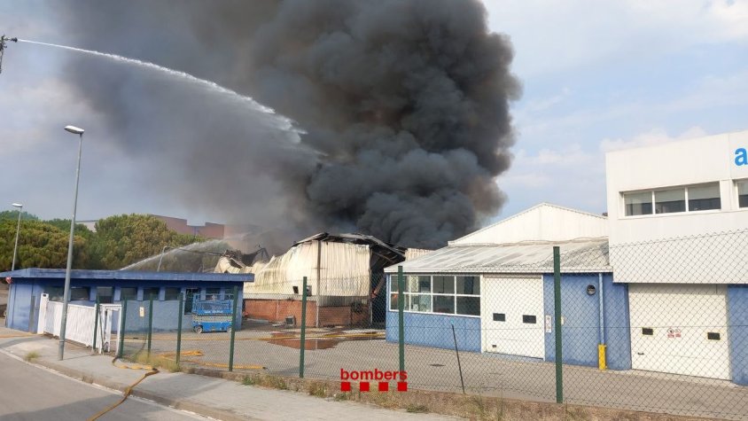 Incendi a una nau industrial a Lliçà de Vall