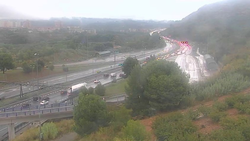 Un carril de la C-58 a Terrassa, tallat pels bassals d’aigua acumulats a la via