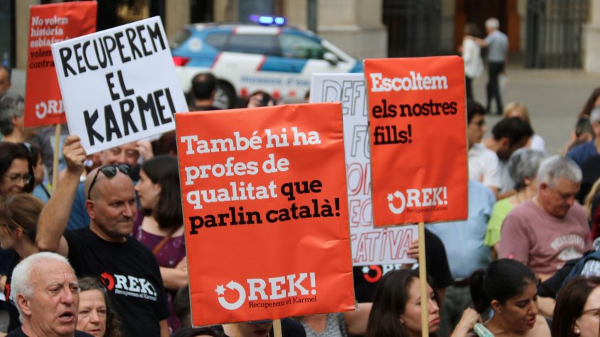 Manifestants del Karmel amb pancartes