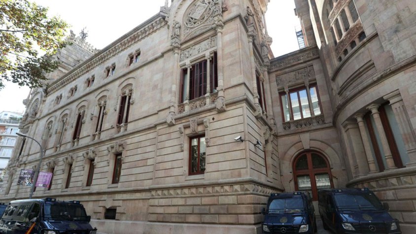 Sis homes condemnats a fins a deu anys de presó per la violació d’una jove en una nau de Rubí