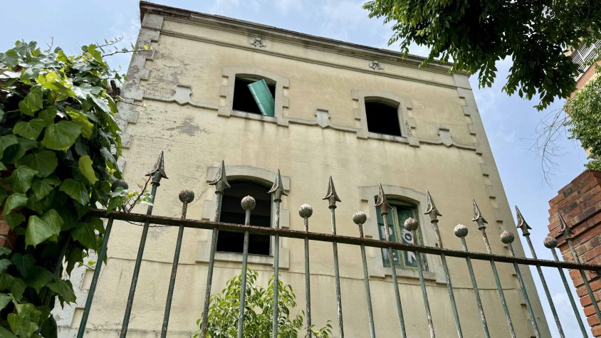 L’Ajuntament de Sabadell ofereix allotjament temporal a les famílies amb menors que ocupen l’antiga caserna de la Guàrdia Civil