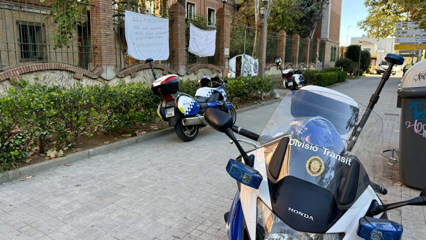 Desallotgen sense incidents l'antiga caserna de la Guàrdia Civil a Sabadell