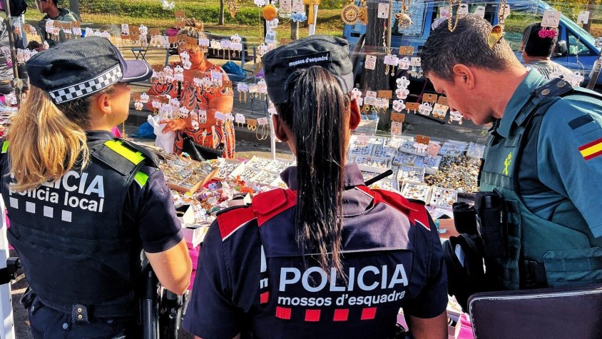 La Policia reforça els controls al mercat de Canovelles per prevenir la venda il·legal i productes falsificats