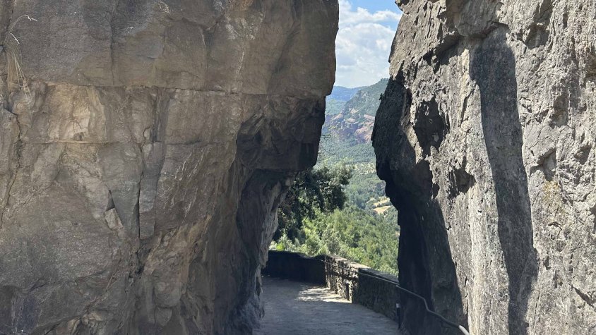 Un home de 70 anys mor en caure per un desnivell en un camí de Sant Miquel del Fai