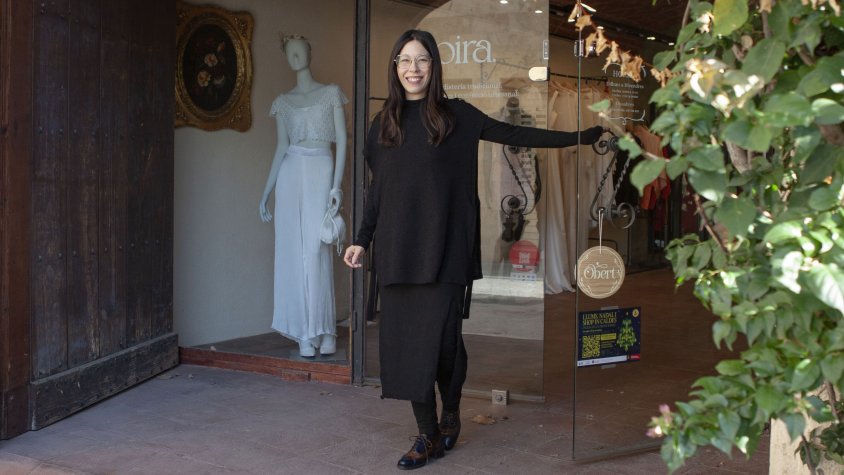 Boira Atelier, la modisteria de Caldes que recupera l’essència de les peces fetes a mà i transforma la confecció en una experiència personal, sostenible i única