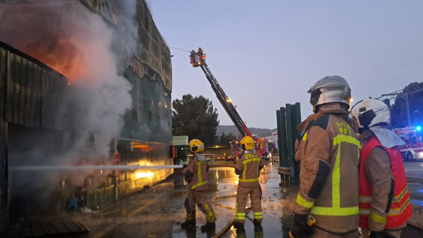 Un incendi en una nau de Castellbisbal mobilitza dotze dotacions de Bombers i crema 400 tones de residus plàstics