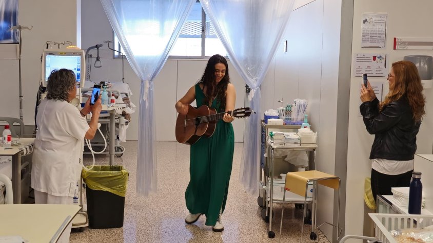 La montmelonina Marta Shanti porta esperança i música als hospitals Trueta i Santa Caterina amb dos concerts íntims