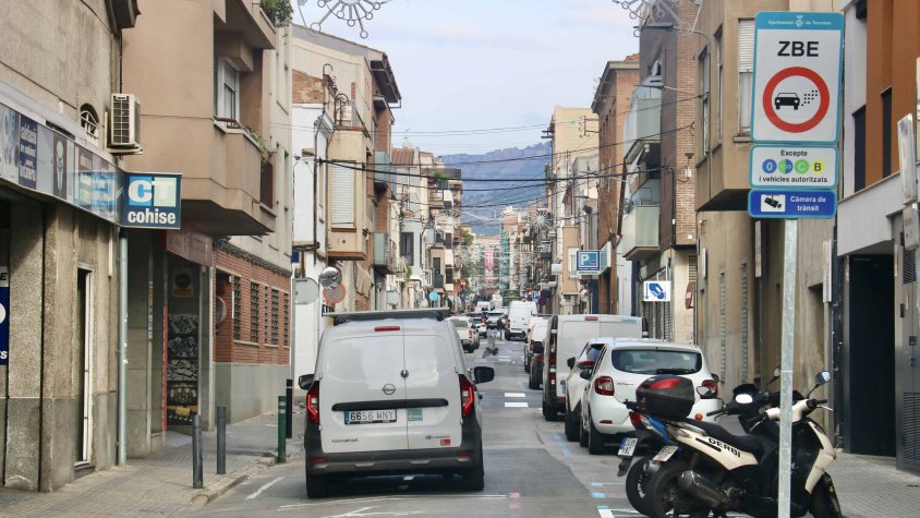 Sabadell i Terrassa començaran a multar els vehicles contaminants que accedeixin a les ZBE a partir d’aquest dilluns