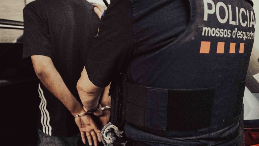 Detenen dos homes a les Franqueses del Vallès per estafar una dona fent-se passar per operaris d’una companyia telefònica