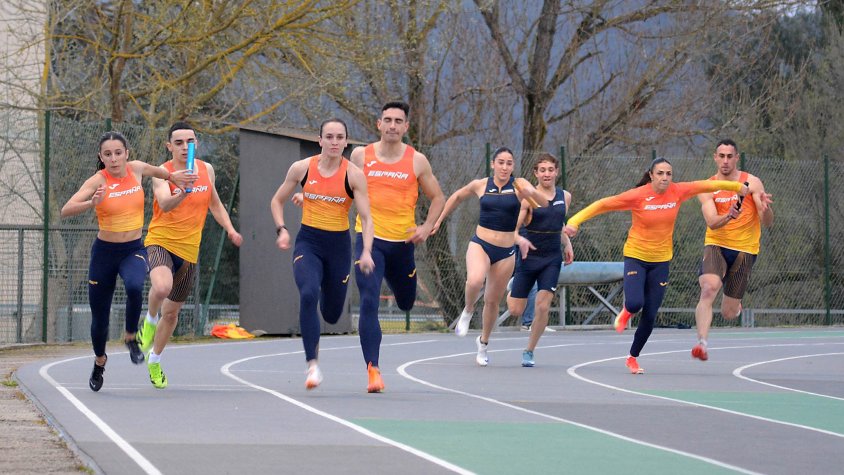 Sant Celoni entra en la història de l’atletisme amb un rècord del món sub-20 en el relleu mixt