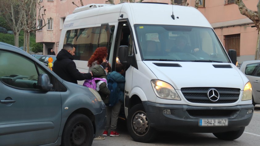 Tretze famílies del Vallès Occidental denuncien que els retiren el bus escolar per portar infants amb discapacitat auditiva a l’Escola Bellaterra