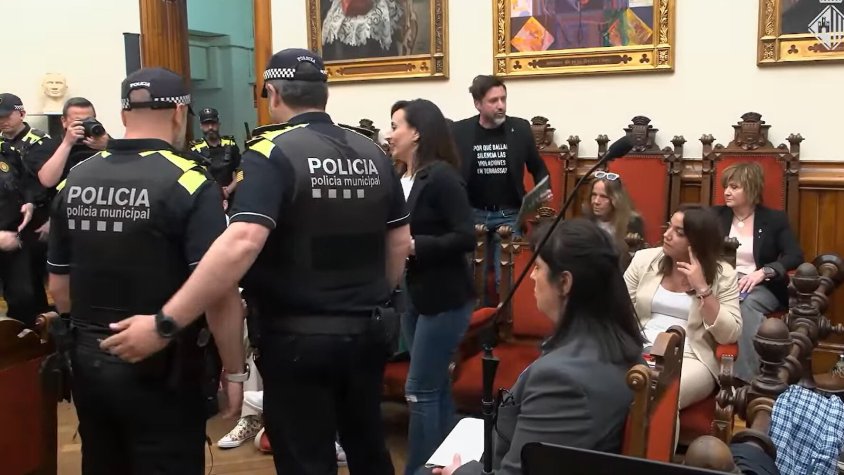 Terrassa proposa sancionar amb multes de fins a 1.200 € tres regidors de Vox per exhibir samarretes contra l’alcalde