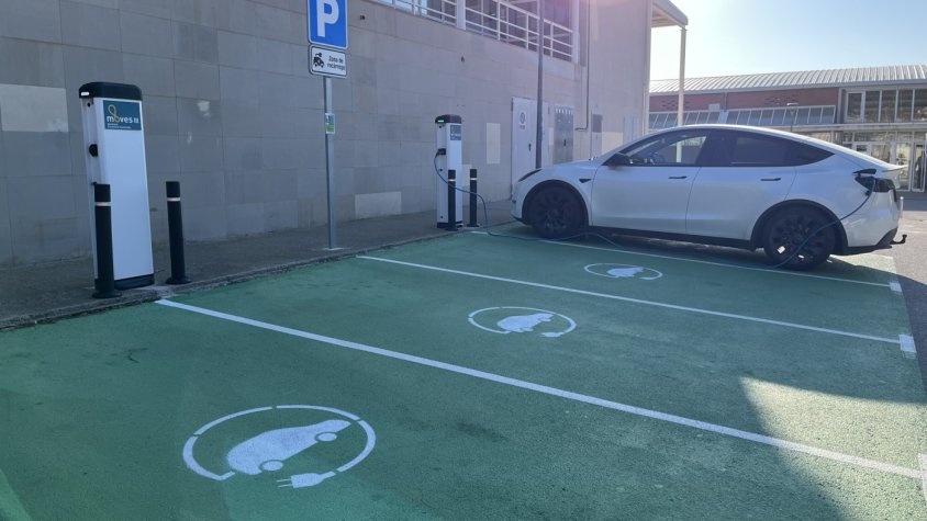 La Garriga incorpora tres nous punts de càrrega gratuïts per a vehicles elèctrics