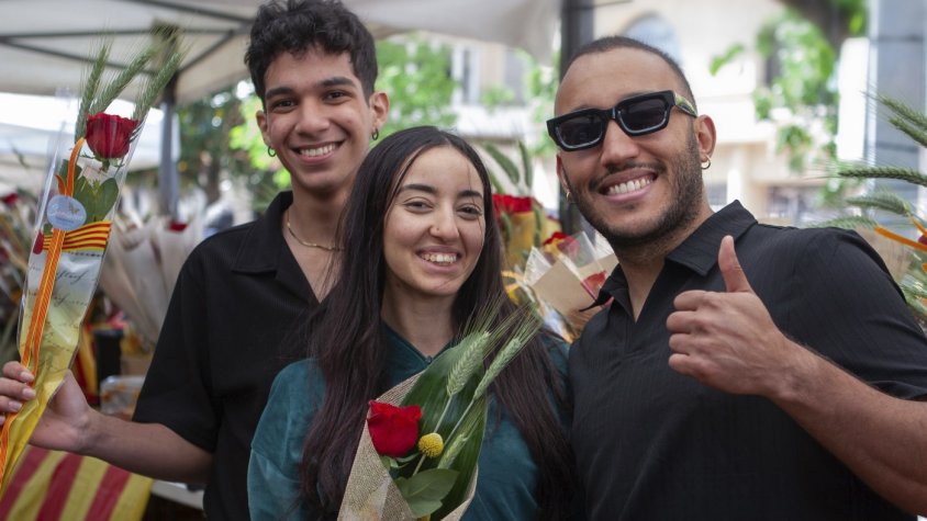 Granollers viu un Sant Jordi de carrer, cultura i emoció amb optimisme entre llibreters i floristes