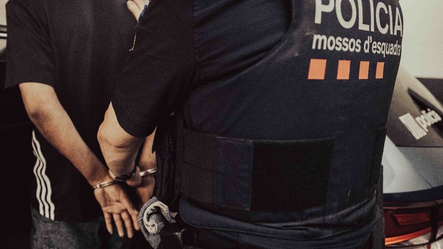 Detenen a Canovelles un home ‘in fraganti’ mentre robava coure d’un institut després de sostreure més de 35 metres en canonades a diferents edificis i comunitats de veïns