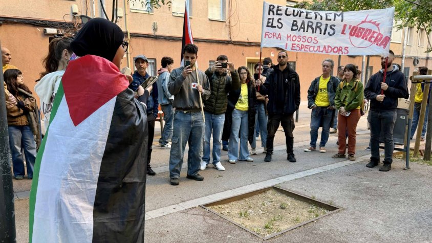 Mig centenar de persones protesten a Sabadell contra la incorporació d’un mosso d’esquadra a l’institut escola Joan Sallarès i Pla pel pla pilot de la Generalitat