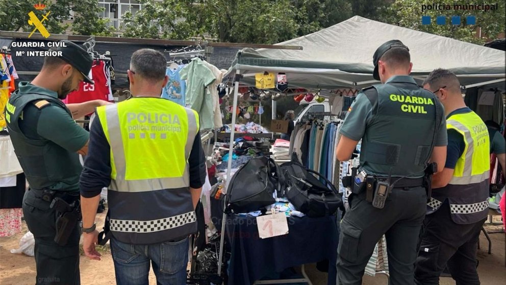 Cinc investigats i més de 4.000 peces de roba falsificada decomissades en una operació contra la venda il·legal al mercat de Terrassa