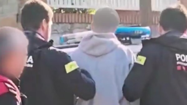 Els Mossos detenen gairebé un any després un jove acusat d’agredir brutalment un sensesostre en un supermercat de Rubí