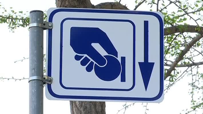 Mollet activa la nova campanya d’adhesius de la zona blava amb fins a 30 minuts gratuïts d’aparcament