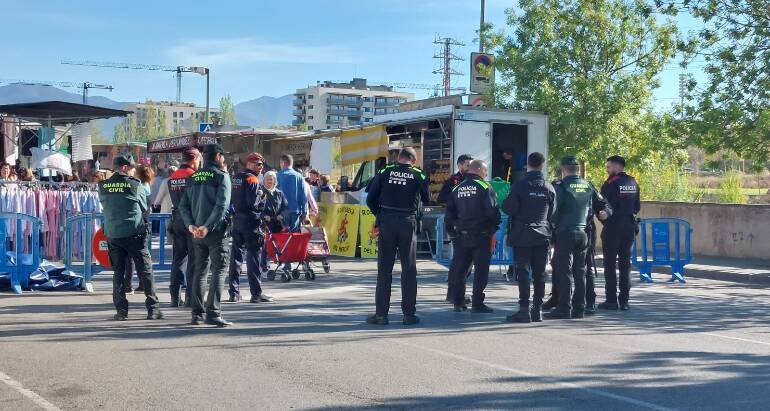 Identifiquen a 11 persones en una actuació policial a Canovelles per evitar la presència de manters al mercat