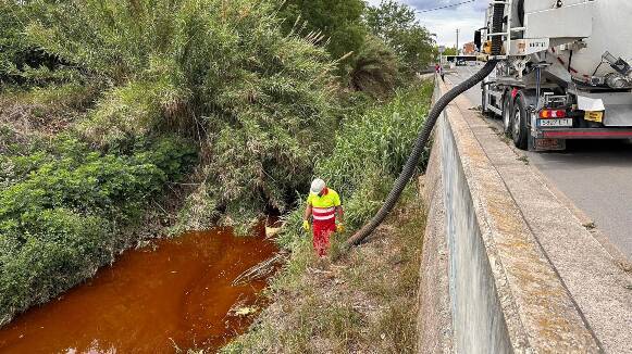 L'ACA evita que el vessament de 1.000 m³ d'oli de palma a Santa Perpètua arribi al riu Besòs