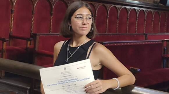 Clara Garcia, de l'INS Torre de Malla, rep el premi al millor treball de recerca de Catalunya