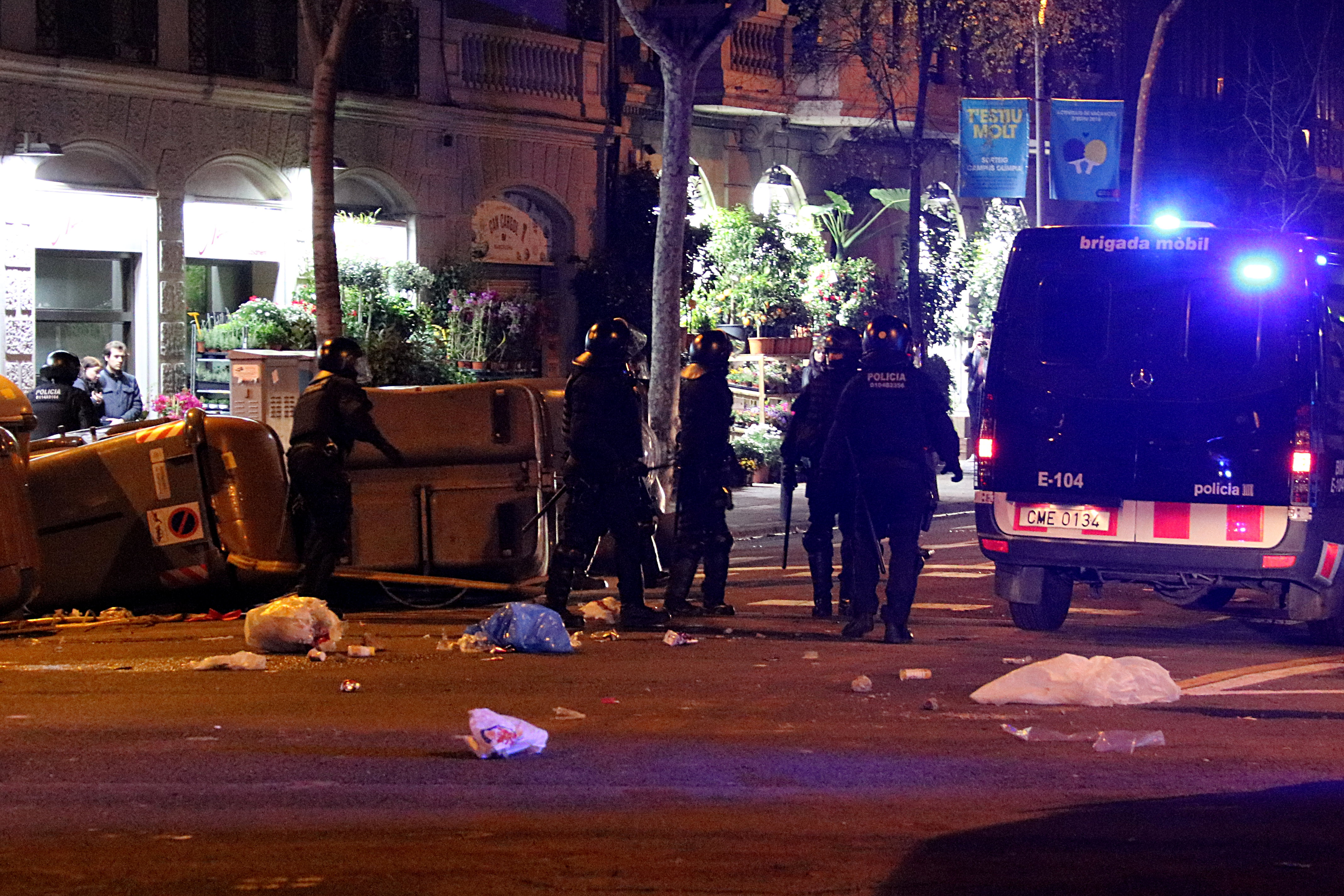 Nou detinguts i 100 ferits després de les manifestacions i càrregues policials per la detenció de Puigdemont