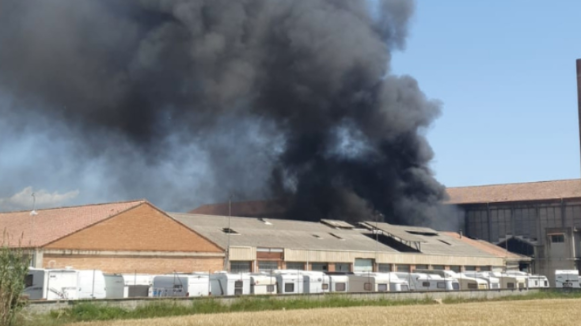 Els Bombers extingeixen un incendi en una fàbrica de vidres de Lliçà d'Amunt