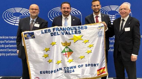 Les Franqueses recull a Brussel·les la bandera que l'acredita com a Vila Europea de l'Esport 2024